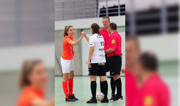 <p>De beide aanvoerster Sam Bosma (Oentsjerk) en Lisanne Kempe (Burgum) wensen elkaar succes.</p>
