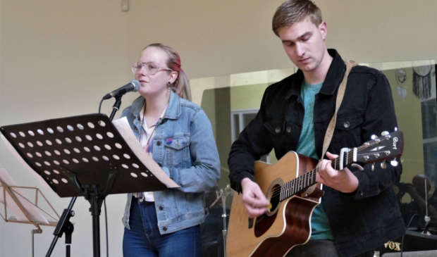 Famke Adema en Terry Tjeerdsma vormden samen de openingsact van SprinG.