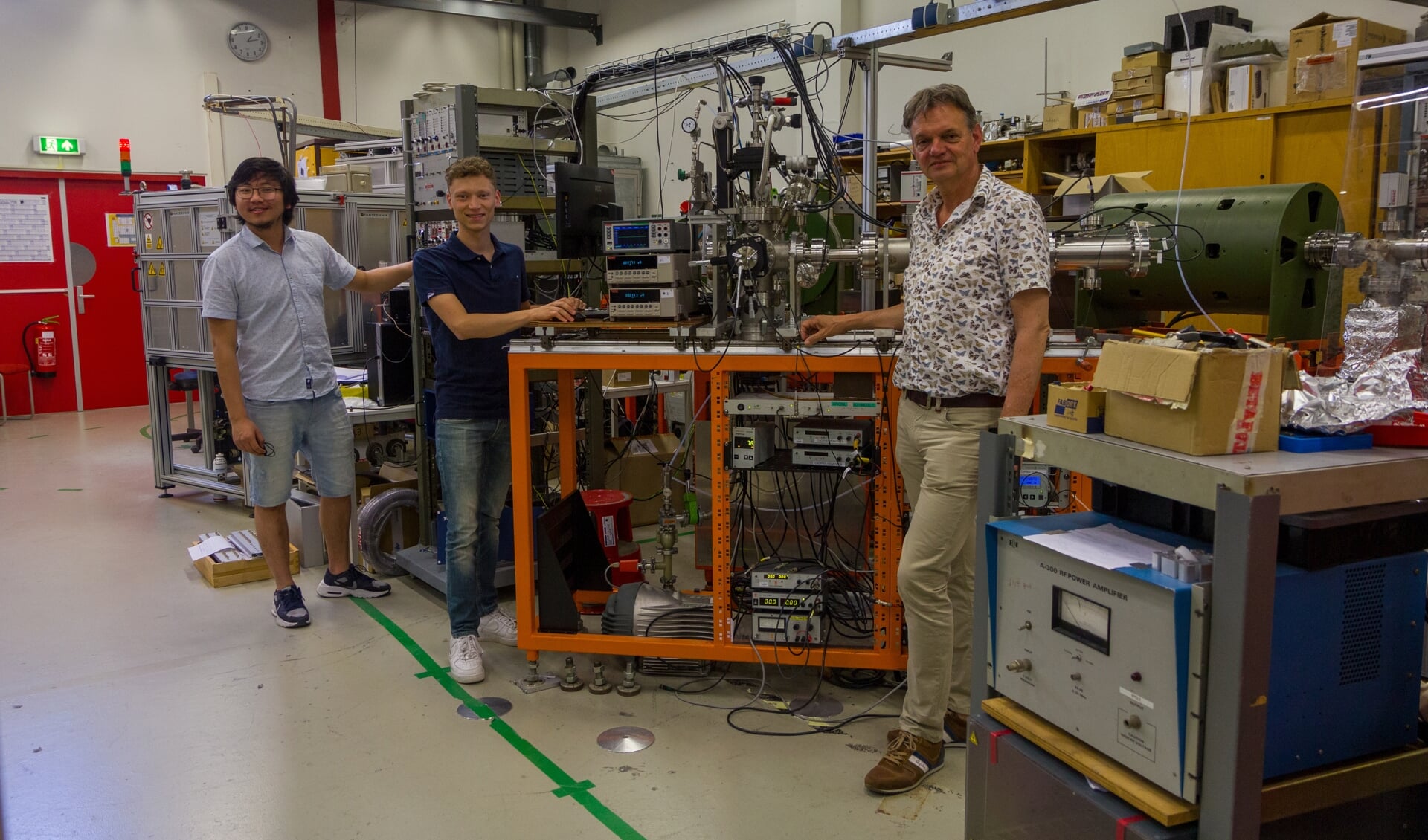 Van links naar rechts: de promovendi Subam Rai en Klaas Isaäc Bijlsma samen met professor Ronnie Hoekstra bij de onderzoeksopstelling in het Zernike Institute for Advanced Materials.