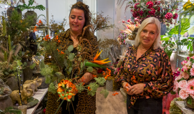 Bloemist Patricia Kloetstra en Ina Kromkamp.