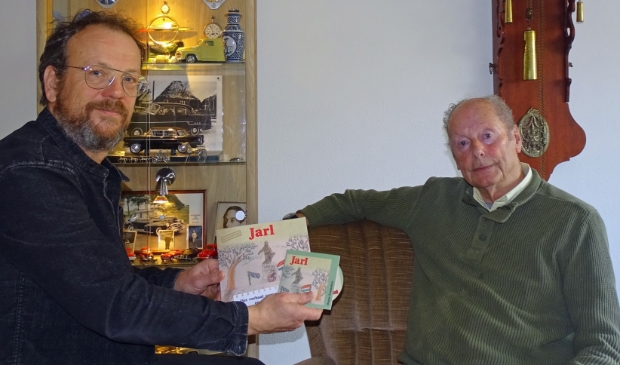 <p>Onno Loonstra gaf het eerste exemplaar van zijn nieuwe cd en het vernieuwde boek aan de 85-jarige Lubbert Visser uit Dokkum, &eacute;&eacute;n van de hoofdrolspelers uit het boek Jarl. Zijn verhaal wordt nu ook bezongen in een lied.</p> 