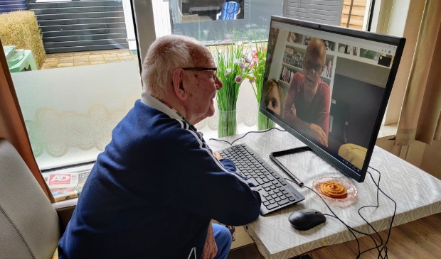 <p>Een deelnemer achter de pc.</p>