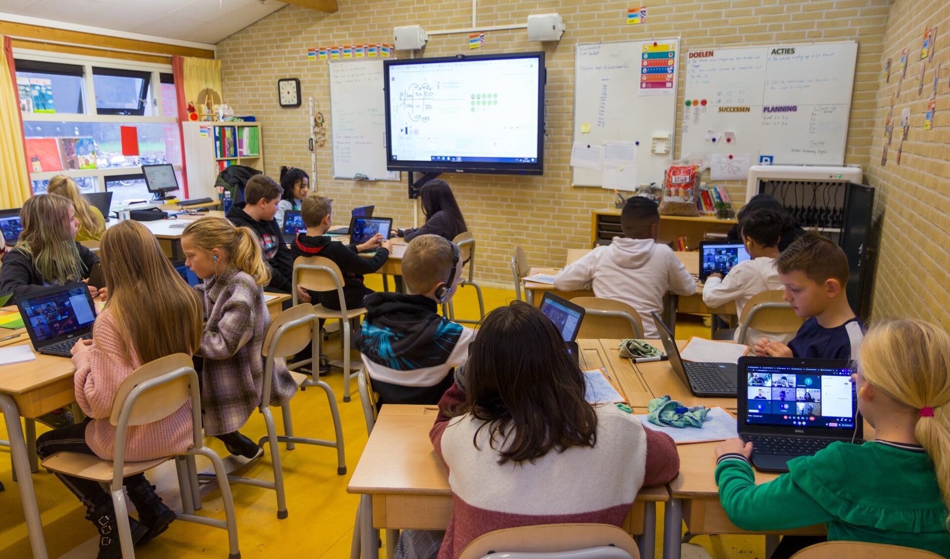 Een klas op OBS 't Partoer in Burgum oefent met een digitale lesmethode.