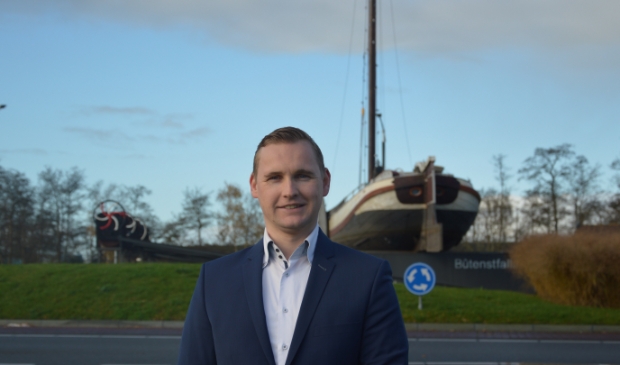 CDA-lijsttrekker Tjebbe van der Meer bij de rotonde bij Buitenstvallaat in Drachten.
