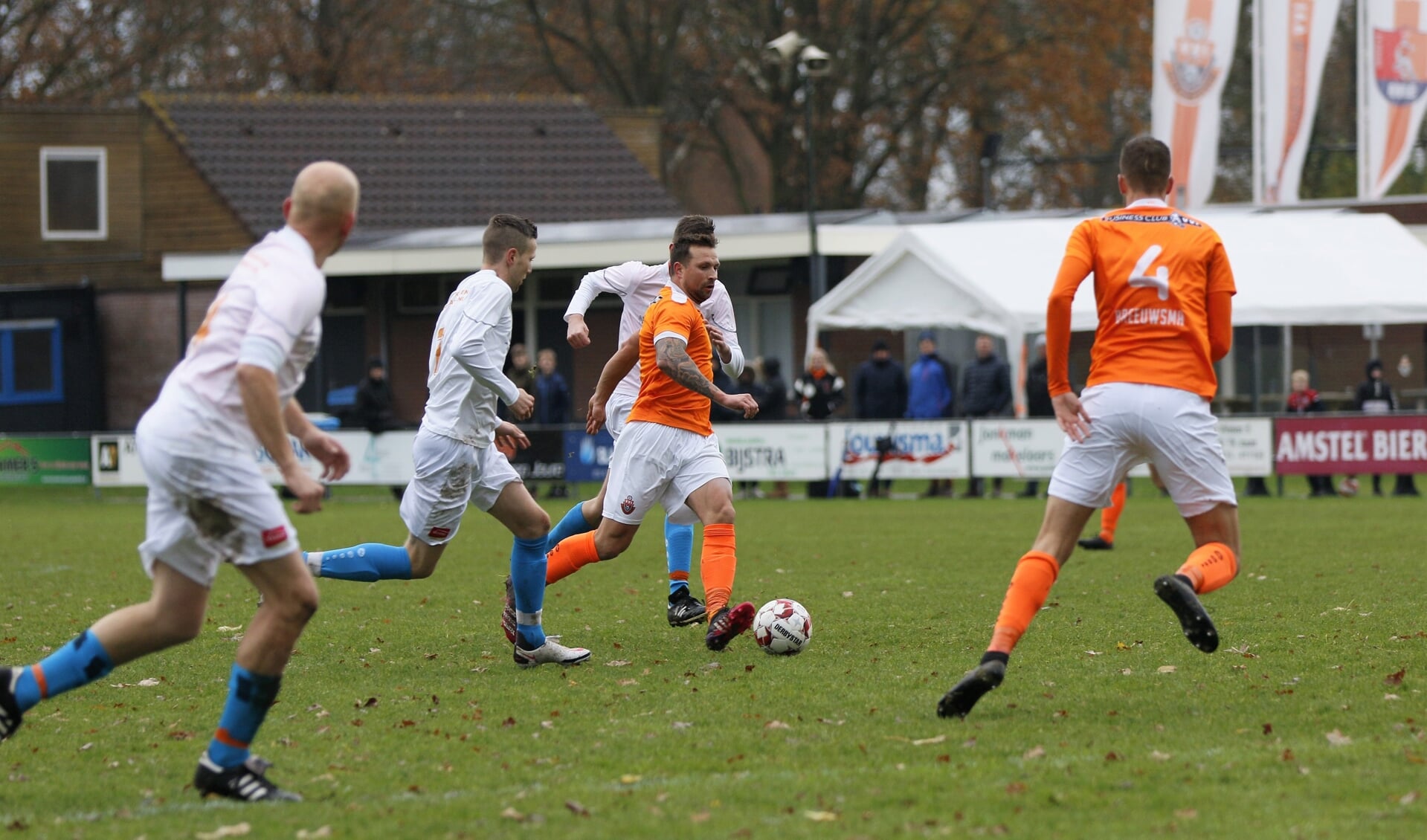 VV Kollum dit keer in het wit, in plaats van het het gebruikelijke oranje. Thuisclub VVI speelt namelijk ook in het oranje. 