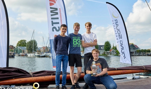 <p>Het solarteam: Jeffrey Huang, Thijs van der Burg, Sybren Bos en gehurkt Thomas de Meer.</p>