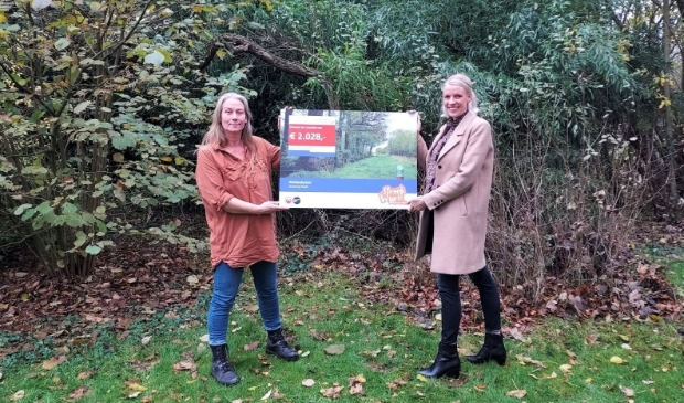 Berber Dedden (r.) overhandigt namens de adviescommissie de prijs aan Atsje Lettinga (stichting MeM).