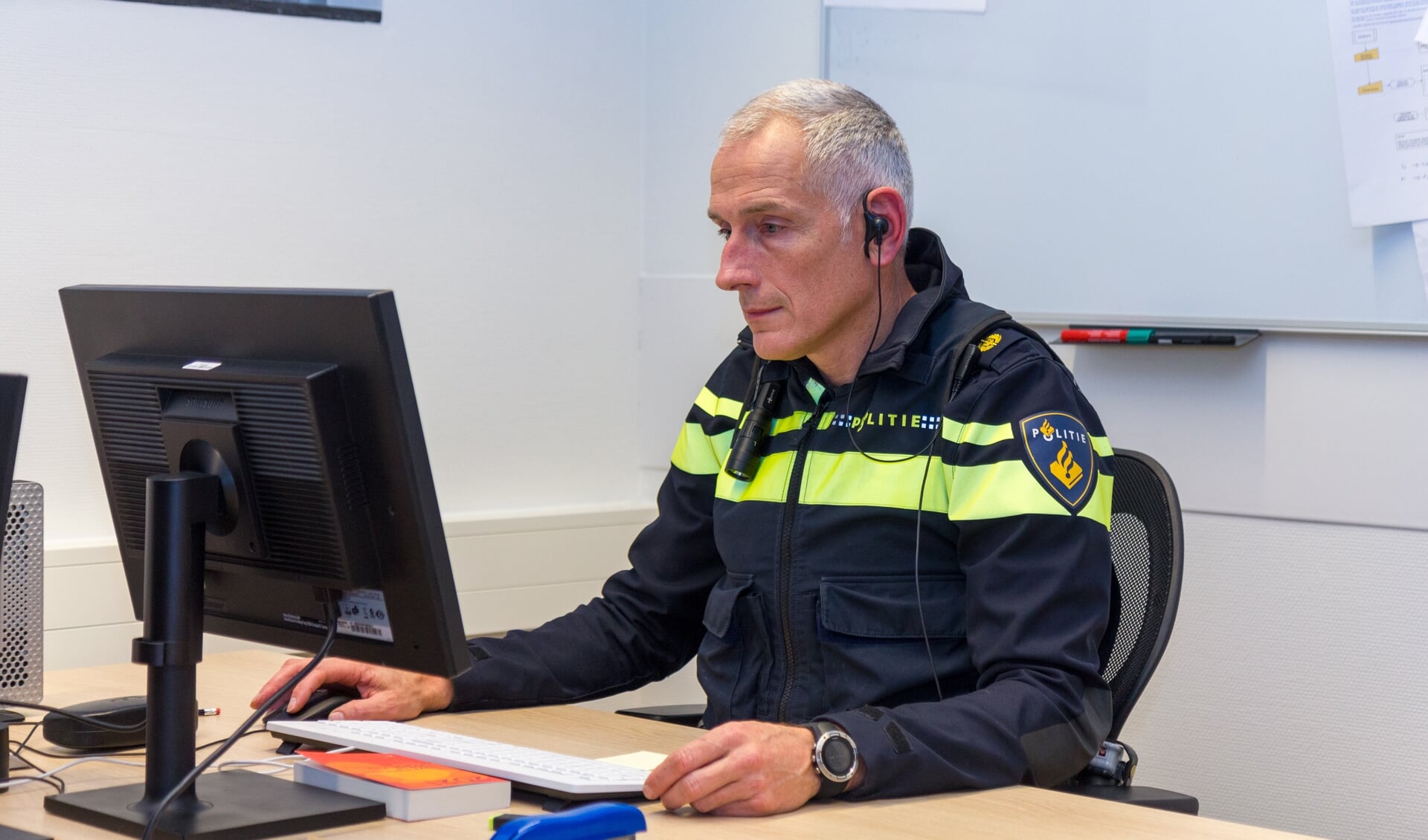 Wijkagent Bert Sietzema op het politiebureau in Burgum.