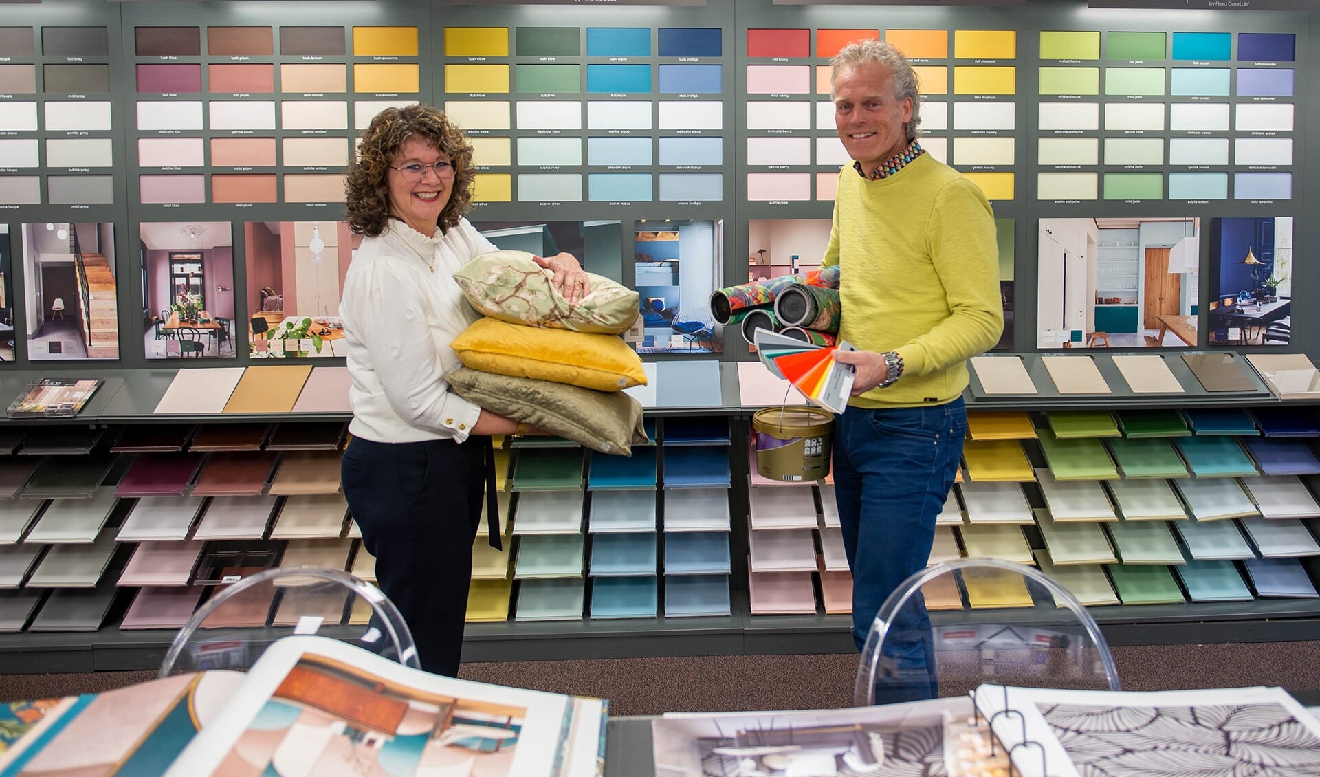 Marjon en Sybe de Vries tonen het uitgebreide kleurenpallet. 