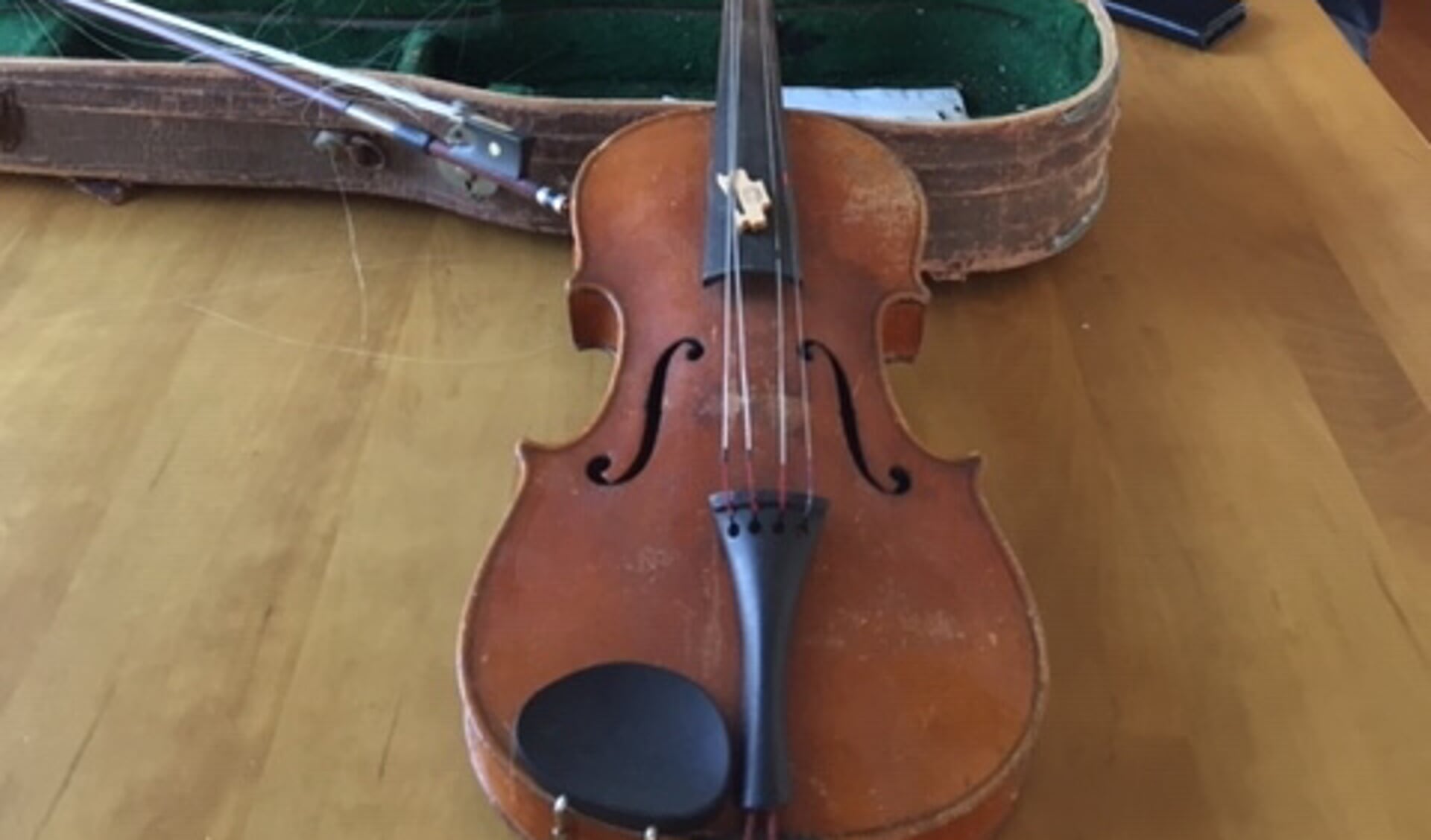 De viool van Evert Pierewiet wordt overgedragen aan Smelne's Erfskip en Museum Drachten, vrijdag 20 november.