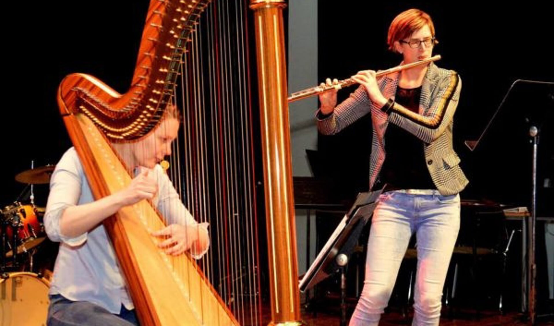Duo PUUR bestaande uit harpiste Annegreet Rouw en fluitiste Petra van den Dolder.
