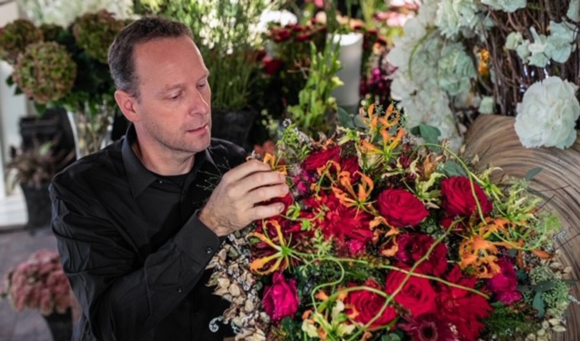 Kestdemonstratie bloemschikken door bloemstylist Hans Zijlstra.