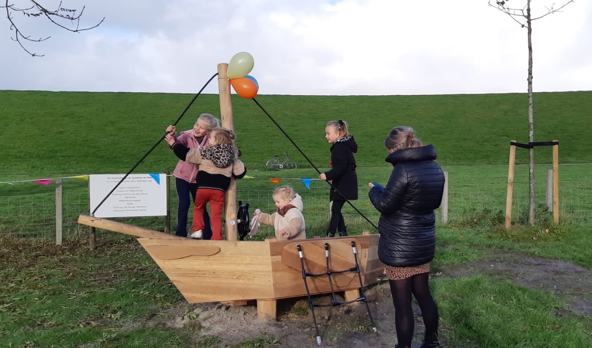 Het bootje in de speeltuin is een knipoog aan de visserijhistorie van Paesens-Moddergat.
