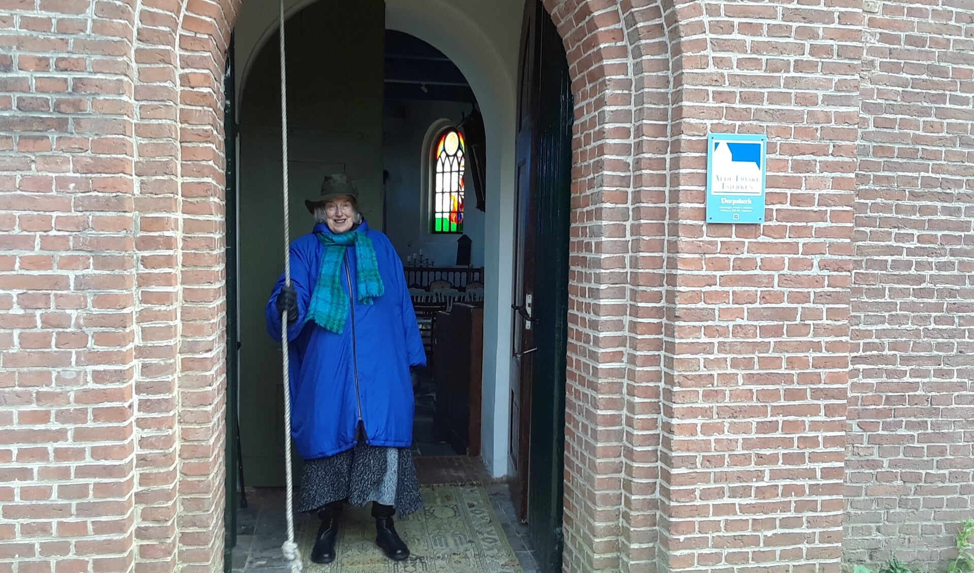 Hillianne Baarsma-Wortman luidt de klokken van het kerkje in Augsbuurt.