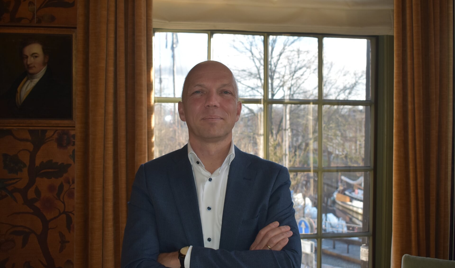 Wethouder Jouke Douwe de Vries (S!N) in de vergaderkamer van b. en w. in Dokkum.
