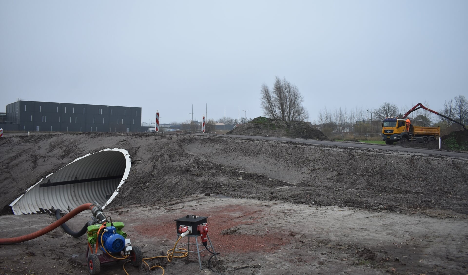Met behulp van onder andere hijskranen wordt momenteel gewerkt aan de aanleg van de nieuwe passantenhaven in Drachten.
