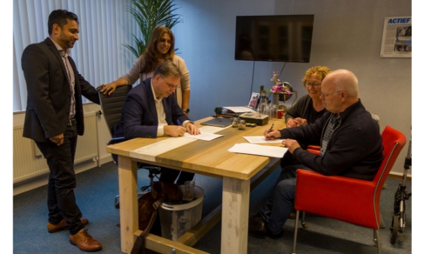 <p>Vishal Bhagwat, Jan Auke Steegstra en Shirley Bhagwat van Actief Media en Anja en Anne Bekkema van Fotoshop Bekkema tekenen de papieren voor de overname.</p>