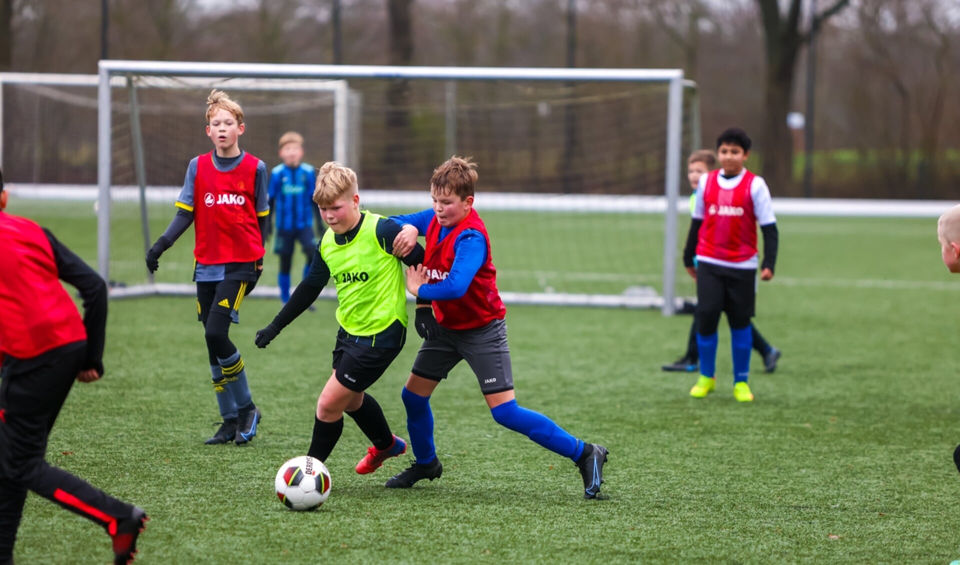 De jonge voetballers van VV Buitenpost.