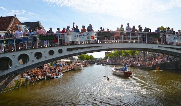 Maarten van der Weijden passeert Dokkum, op weg naar Leeuwarden, tijdens zijn tweede zwemelfstedentocht.