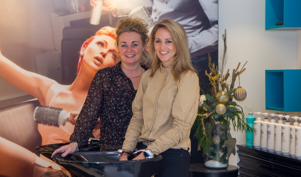 Eigenaresse Ramona de Boer en bedrijfsleidster Sijke van der Wal in hun kapsalon Studio Hair. 