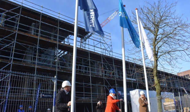 <p>V.l.n.r.: directeur Biense Dijkstra van Bouwgroep Dijkstra Draisma, directeur Sigrid Hoekstra van WoonFriesland en wethouder Gelbrig Hoekstra hijsen hun vlaggen bij de nieuwbouw in Burgum aan de Kûpersstrjitte.</p>