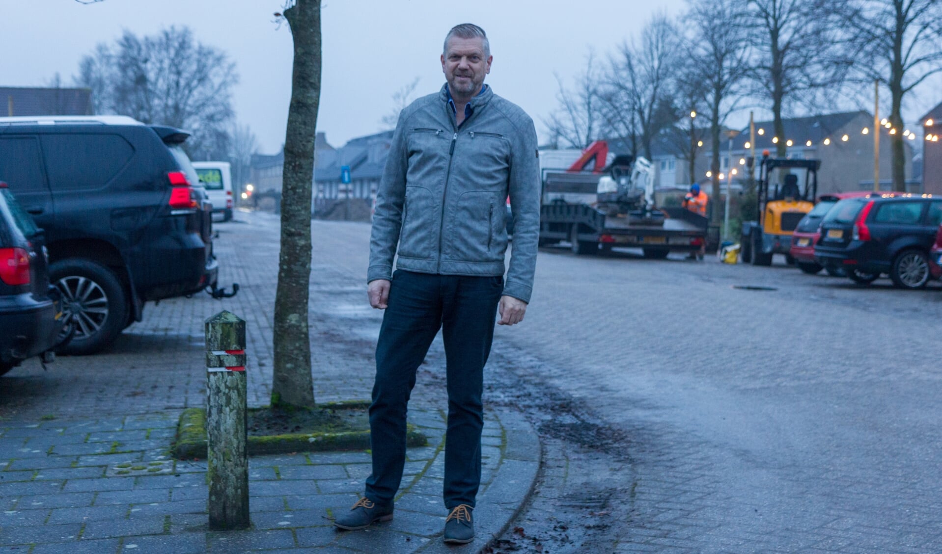Wethouder Gerben Wiersma op De Brink in Broeksterwâld met op de achtergrond de Ds. Feitsmawei waar Thús Wonen nieuwe woningen laat bouwen. Het parkeerterrein moet in de toekomst een sfeervol dorpsplein worden. 