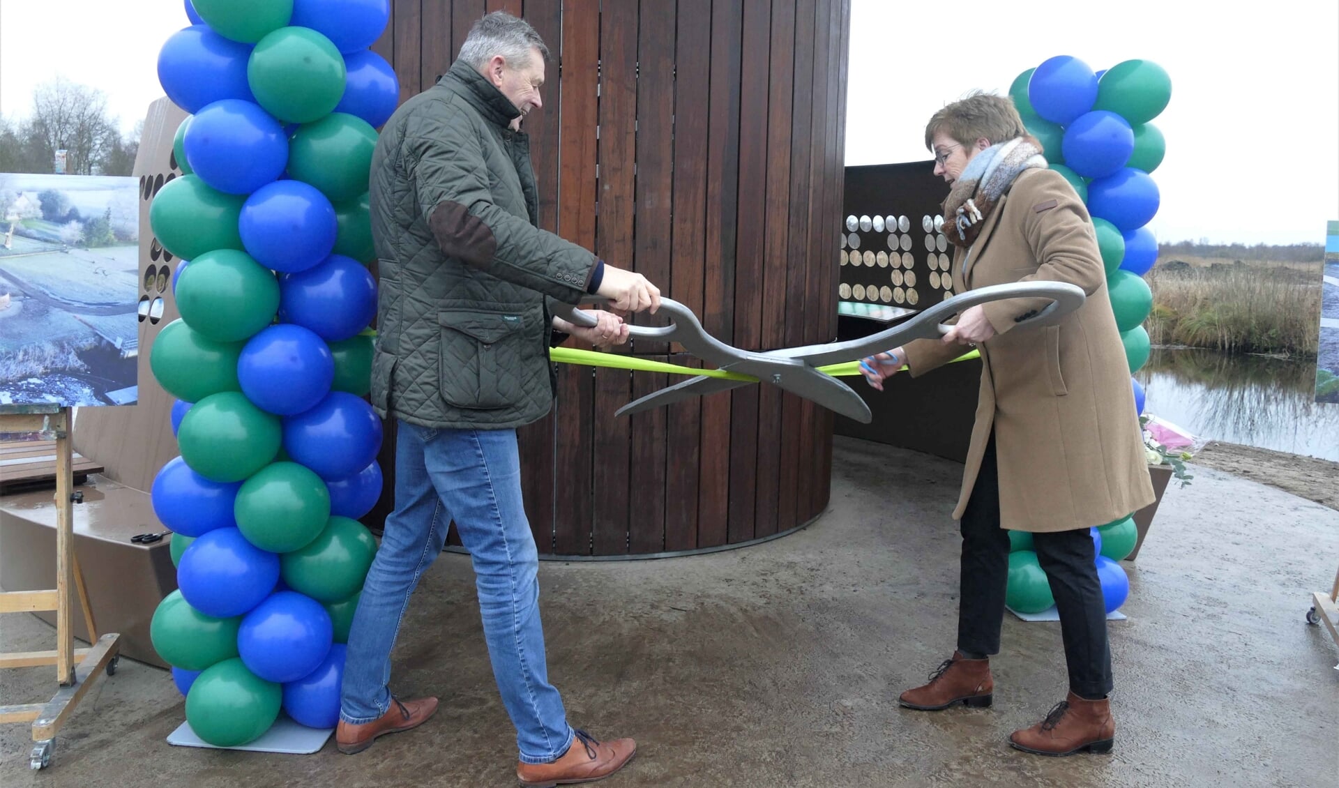 Burgemeester Klaas Agricola van de gemeente Dantumadiel en wethouder Gelbrig Hoekstra van de gemeente Tytsjerksteradiel openen officieel de skûltsjes.  