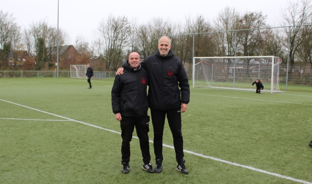 Trainers Patrick Zwart en Jouke Dantuma op het voetbalveld van Broekster Boys kunnen het goed met elkaar, met de spelers en met het bestuur vinden. 