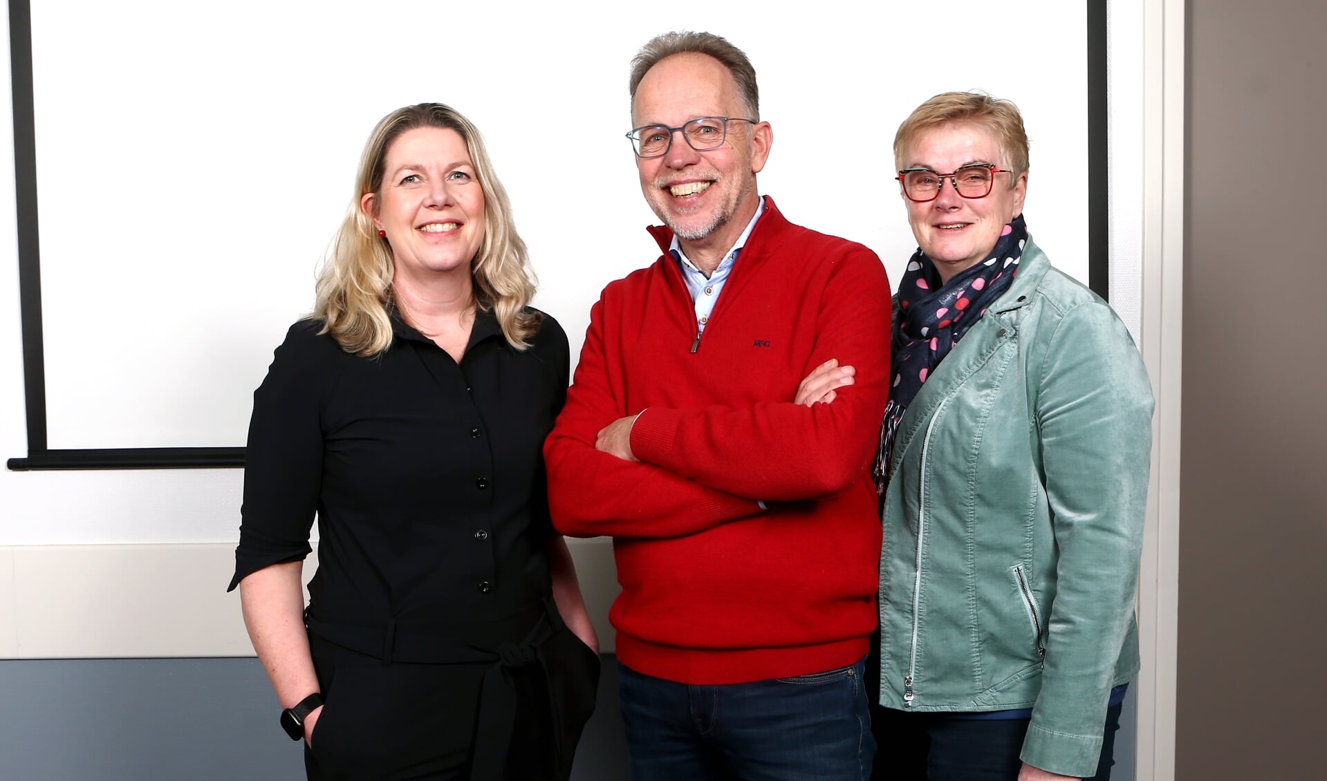 PvdA-lijsttrekker Libbe de Vries, met Anja Wiersma (2) links en Joke Brouwer-Wiarda (3).