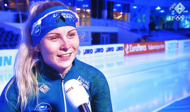 <p>Een blije Marijke Groenewoud wordt geïnterviewd door de NOS, na haar derde plaats op de 1500 meter.</p>