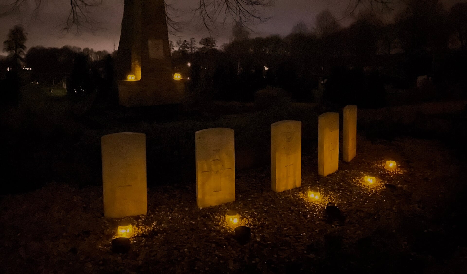 Lichtjes bij oorlogsgraven in Burgum.