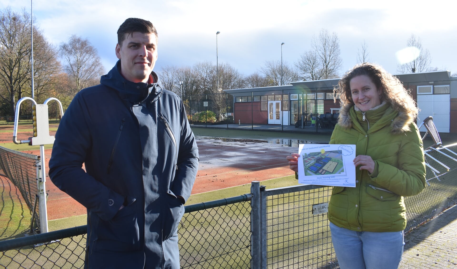 Matthijs Tilma en Martzen Bakker van de padelcommissie van tennisvereniging De Leechkamp. Achter hen de plek waar de padelbanen moeten komen.
