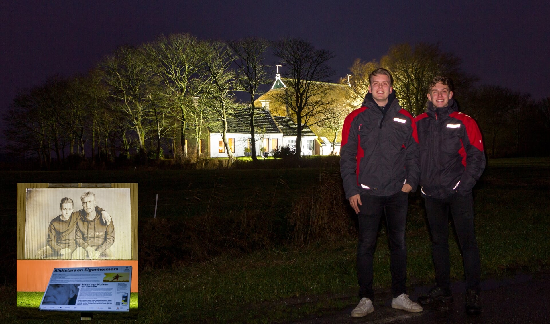 Balling en Siebren van Kuiken voor de verlichte boerderij waar ze samen met hun ouders Hans en Silvia wonen. Met z'n vieren runnen zij een akkerbouwbedrijf. Op het inzetje is de foto op de loods te zien, die gemaakt is voor de boerderijenroute. Hierop staan Siebren en Hans. 