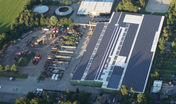<p>Op de daken van Bijlsma BV in Gytsjerk liggen al vierduizend zonnepanelen van Trynergie. Maar er kunnen meer bij op daken van andere bedrijven.</p>