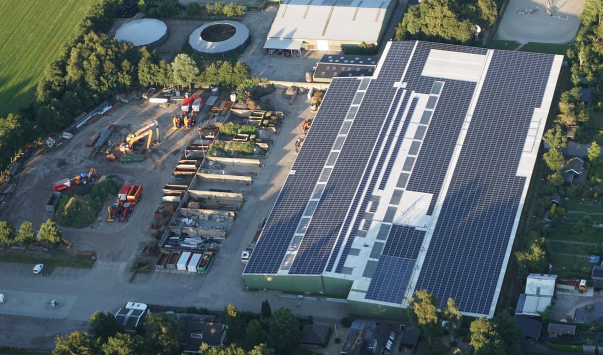Op de daken van Bijlsma BV in Gytsjerk liggen al vierduizend zonnepanelen van Trynergie. Maar er kunnen meer bij op daken van andere bedrijven.