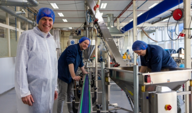 <p>Van links naar rechts: Jan Knol, Ruurd Johan Veenstra en Jan Marten Miske bij een inpakmachine. Binnenkort verhuist NEF naar een nieuw pand op de hoek van de Havelandoweg en de Oostergoweg in Dokkum.</p>