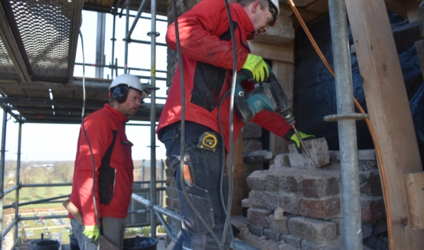 <p>Bas de Boer (rechts) haalt wat cement van de volgende steen. Wopke Mozes<br>legt de stenen geordend opzij, want het gat moet later weer dicht.</p>