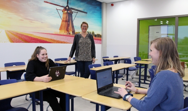 <p>Docent Nederlands en coach Petra Wierstra in gesprek met tweede-klas-leerling Lisanne Kooistra, die de persoonlijke begeleiding van het Lauwers College Kollum erg op prijs stelt. Op de achtergrond staat locatiedirecteur Jannie de Vries. </p>