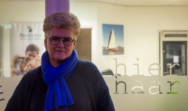 <p>Ellen Wester voor haar kapsalon aan de Lageweg in Burgum.</p>