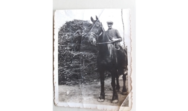 <p>'Oerpake' Jacob Storm op het paard vlakbij de Betonwei.</p>