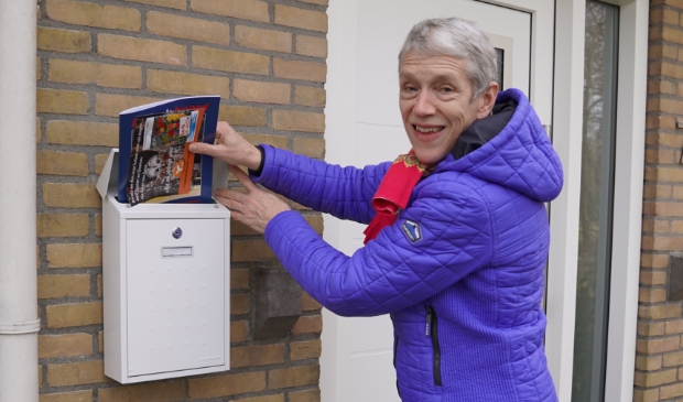 Griet Braaksma (scriba van PGT) bezorgt het bloemenzaad, de folder en bij de leden ook het PGT-ledenblad.