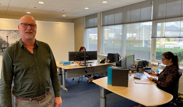 <p>Gerard van der Ploeg in het kantoor van Apuls Cijfers & Advies.</p>