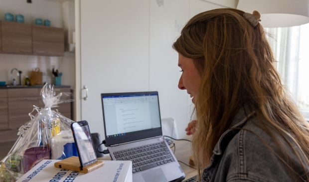 <p>Tessa de Jong houdt vanuit huis een online quiz voor de bezoekers van het Odensehuis. </p>