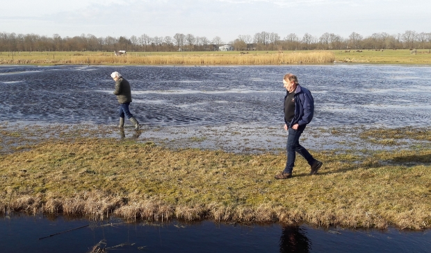 <p>Een plasdras nabij Driesum. Links Johannes Wiegersma en rechts Leo Boersma.</p>