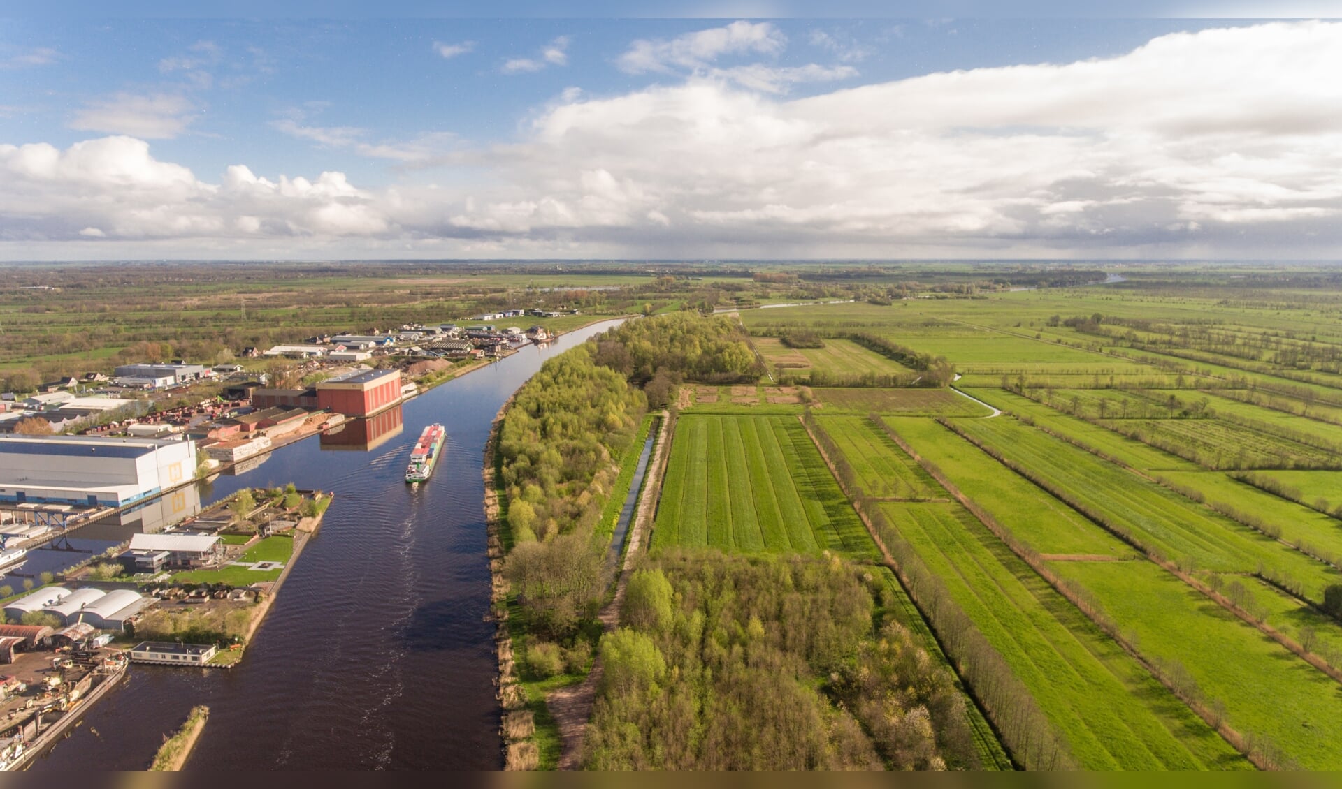 Industrie, vervoer, landbouw en natuur in één foto.