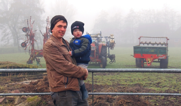 <p>Kornelis Hietkamp en zijn zoon Auke.</p>