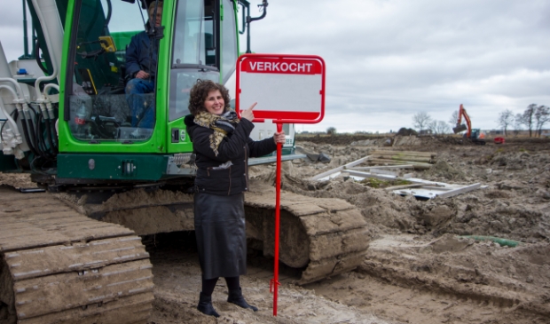 <p>Wethouder Esther Hanemaaijer op de bouwlocatie van het project StadsDock. Bijna alle kavels zijn al verkocht. Scan de QR-code voor een promofilmpje van het project uit 2020. </p>