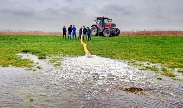 <p>Boeren Noardlike Fryske Walden zetten plasdras-pomp aan om weiland maatschap Van Houten bij Lekkum onder water te zetten t.b.v. weidevogels.</p>
