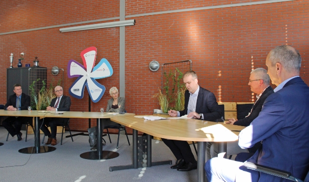 De ondertekening van de intentieverklaring door v.l.n.r. Klaas Groenveld
(voorzitter Raad van Toezicht Lauwers College), Rombout de Wit (bestuurder
Lauwers College), Christien de Graaff (vicevoorzitter Raad van Toezicht CSG
Liudger, Aebe Aalberts (voorzitter toezichthoudend bestuur Dockinga College, PRO Dokkum en Inspecteur Boelensschool), Joop Vogel (bestuurder CSG Liudger) en Geert van Lonkhuyzen (dagelijks bestuurder Dockinga College).