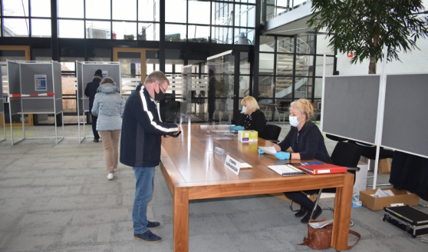 <p>Het stembureau in het gemeentehuis in Burgum. Sommige stembureaus zijn ook op maandag 14 en dinsdag 15 maart al in gebruik, bij de raadsverkiezingen van dit jaar.</p> 